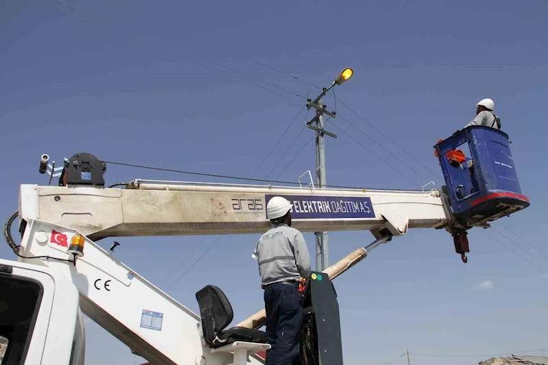 Aras Elektrik hizmet bölgesini aydınlatmaya devam ediyor
