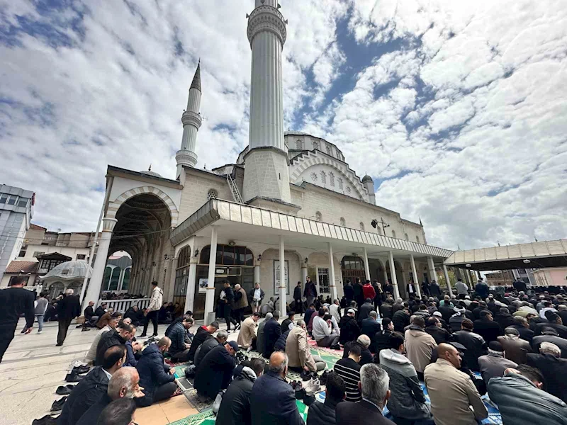Bayram sonrası cuma namazı, yoğun katılımla kılındı
