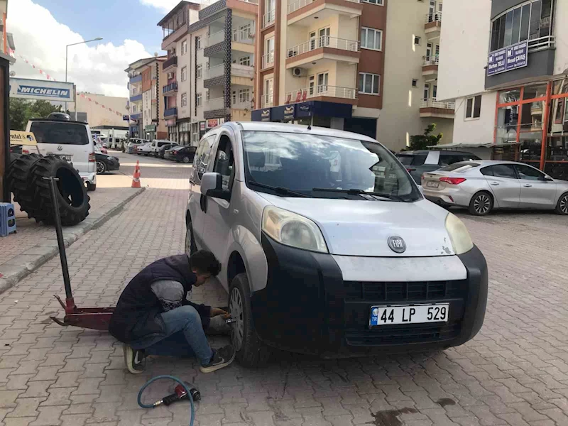 Malatya’da lastikçilerde bahar yoğunluğu

