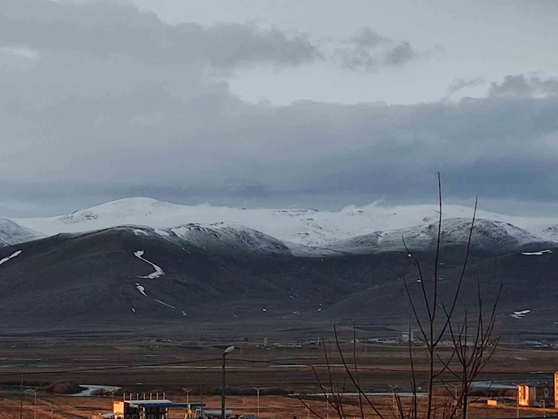 Ardahan’da dağların zirvesi beyaza büründü
