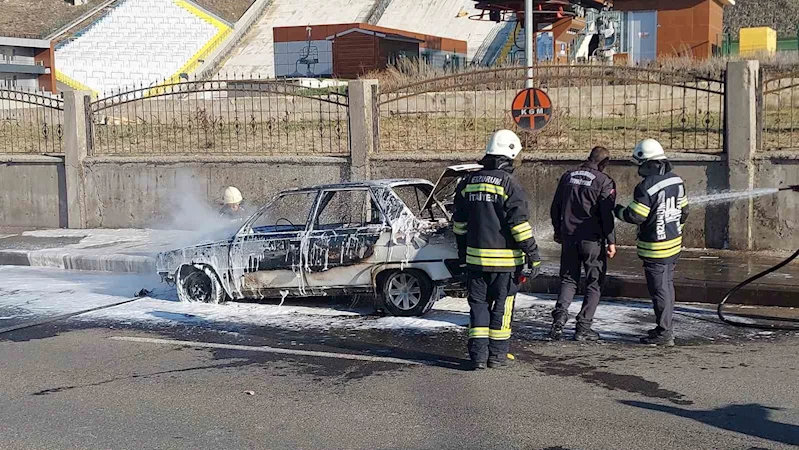 Erzurum’da seyir halindeki araç alev topuna döndü
