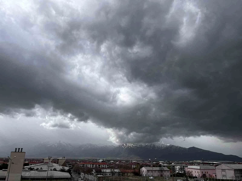 Erzincan’da sağanak yağış, yükseklerde kar bekleniyor
