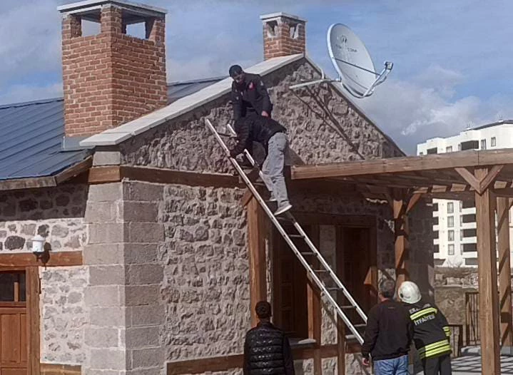 Gençlerin çatıya çıkma şakası korkuya döndü
