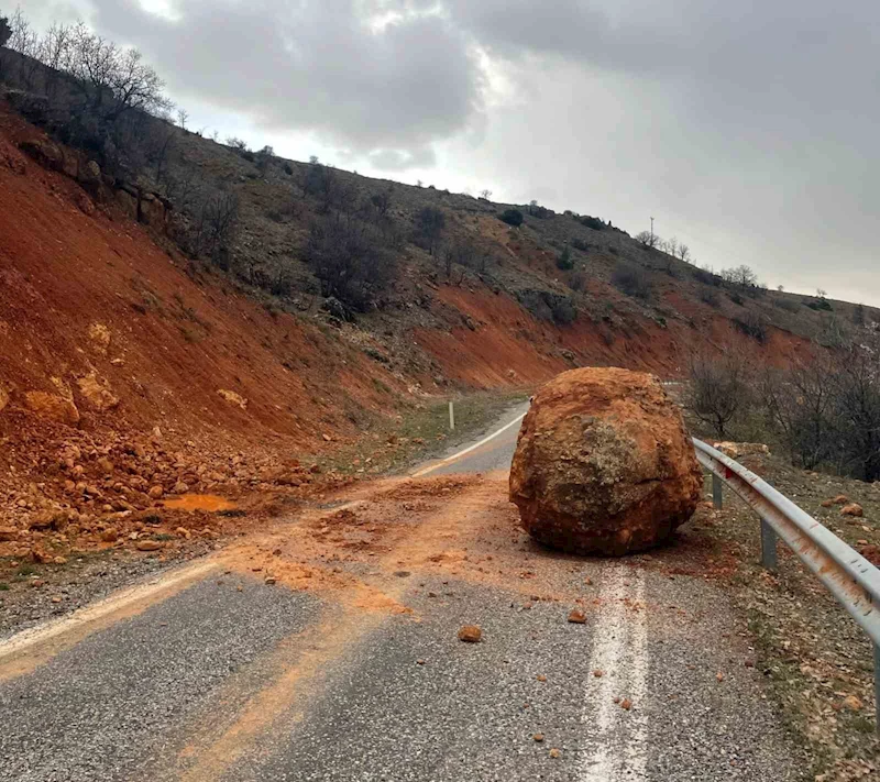Kaya parçasının düştüğü yol ekipler tarafından temizlendi
