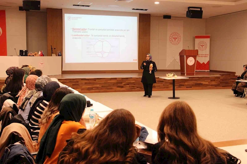 Elazığ’da ebelere yönelik eğitimler sürüyor
