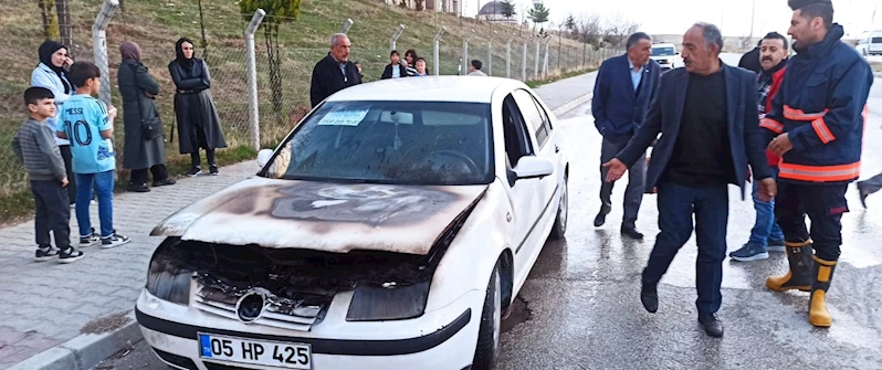 Van’da seyir halindeki otomobilin motoru yandı