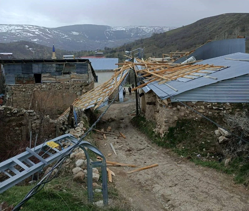 Fırtına çatıları uçurdu
