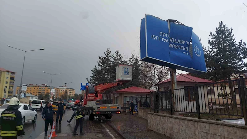 Erzurum’da fırtına çatıları uçurdu
