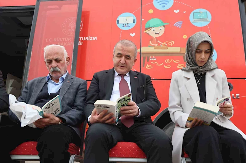 Vali Hatipoğlu önce okudu, sonra vatandaşlara hediye etti
