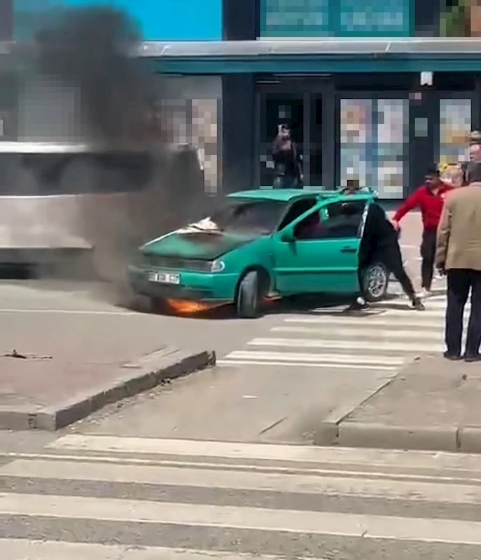 Iğdır’da park halindeki otomobil alev aldı
