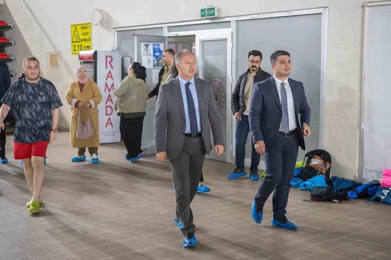 Çakmur’dan genç kulaçlara en tatlı moral
