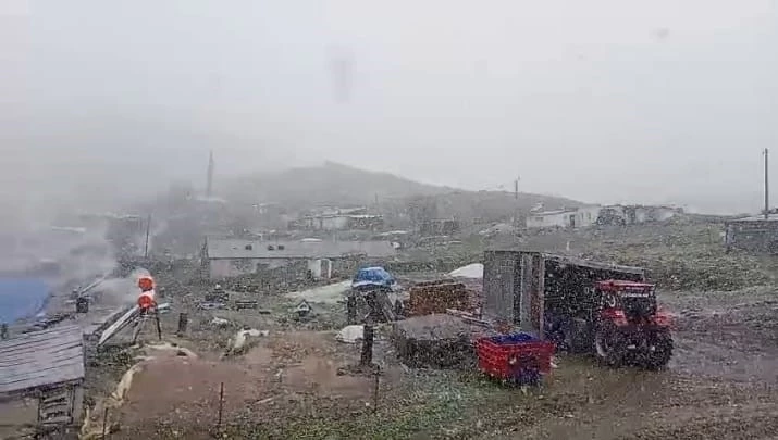 Kars’ta Mayıs ortasında kar sürprizi
