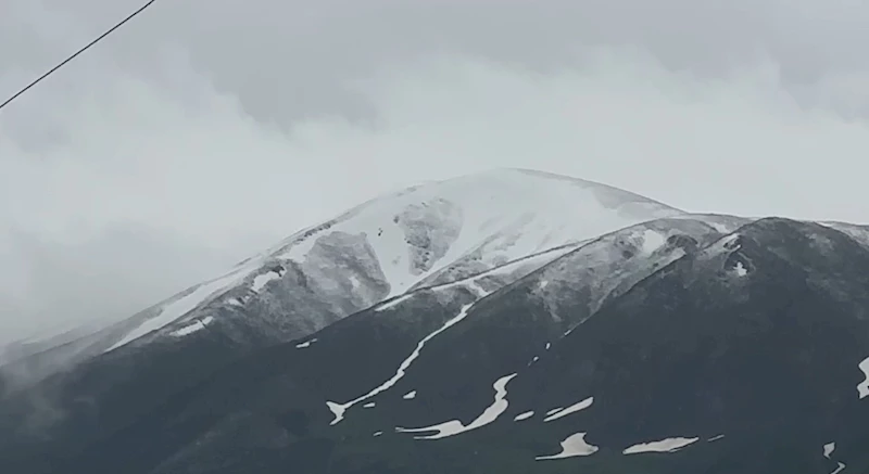Yüksekova’da sağanak ve kar yağışı etkili oldu
