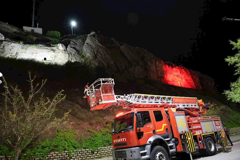 Elazığ’da kayalıklara çıkarak atlamak isteyen şahsı ekipler ikna etti
