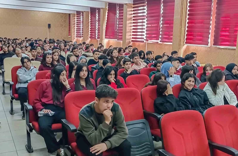 Van Büyükşehir Belediyesi öğrencileri sokak hayvanları hakkında bilgilendirdi