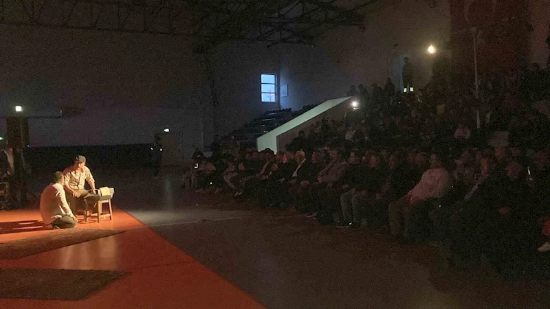 ’Misafir’ oyunu raylar yerine salonda Karslılarla buluştu
