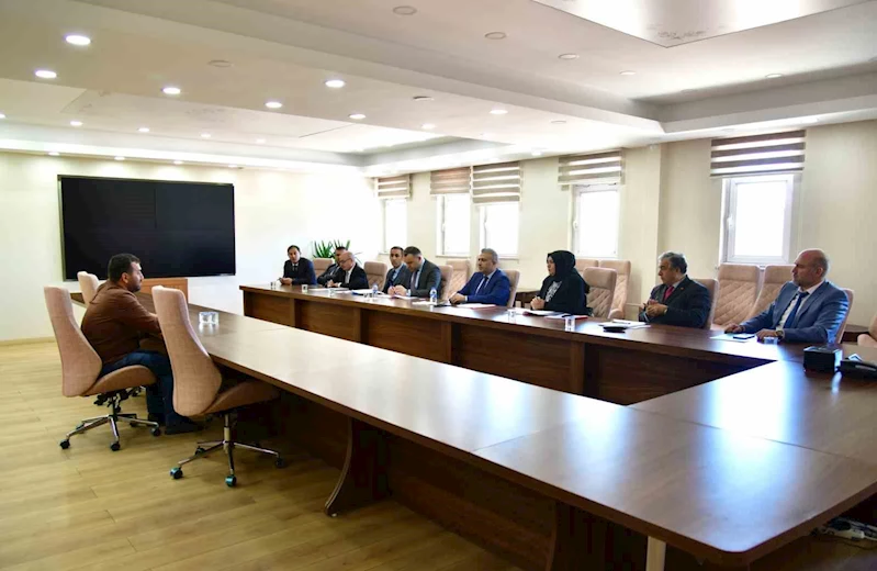 Vali Çiçek, Halk gününde vatandaşların sorunlarını dinliyor
