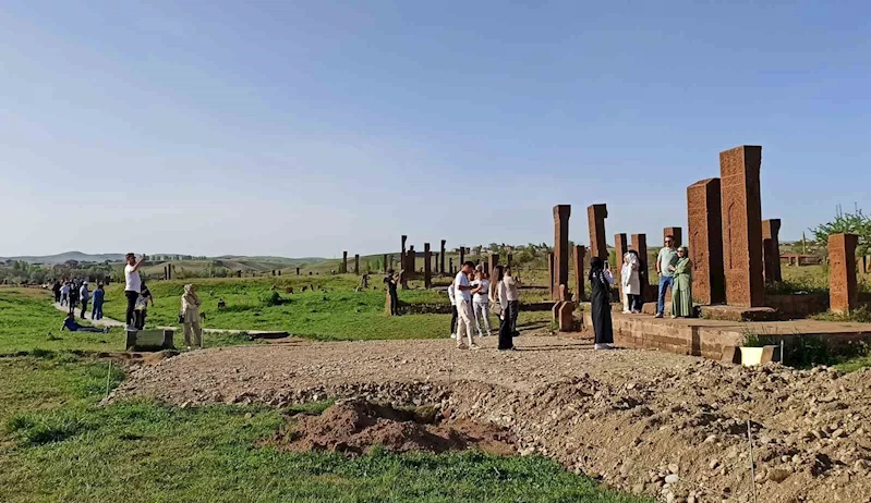 Ahlat’ta turizm sezonu hareketliliği: Selçuklu Meydan Mezarlığı ziyaretçi akınına uğruyor
