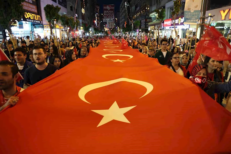 Elazığ’da fener alayı renkli görüntüler oluşturdu
