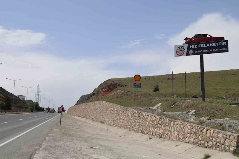 Emniyetten anlamlı uyarı: Yol kenarına yerleştirilen kazalı araç, sürücüleri yavaşlattı
