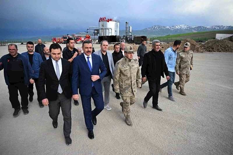 Erzurum Valisi Çiftçi, olay yerinde incelemelerde bulundu
