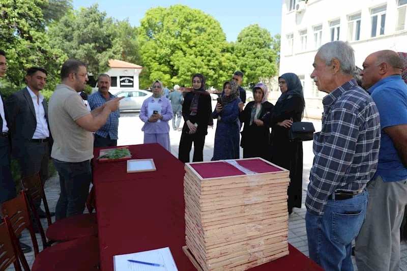 Elazığ’da üreticilere ipek böceği larvası dağıtıldı
