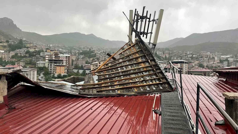Hakkari’de fırtına çatılara zarar verdi
