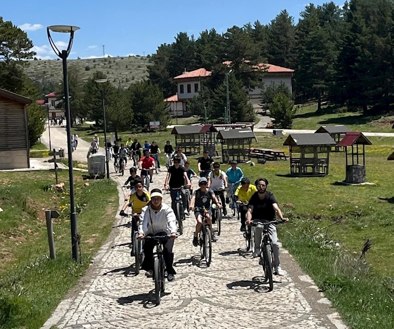 Refahiye’de gençler çevre için pedal çevirdi
