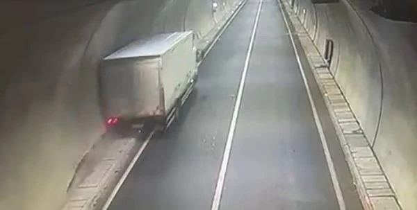 Direksiyon hakimiyetini kaybeden kamyon tünel duvarına çarptı
