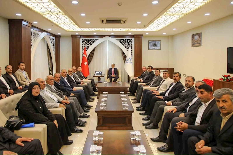 Vali Çelik, Şemdinli muhtarlarıyla bir araya geldi
