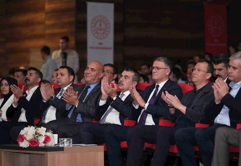 Bakan Tekin, Van’da Maarif Orkestrası ve Halk Dansları Topluluğu’nun gösterisini izledi