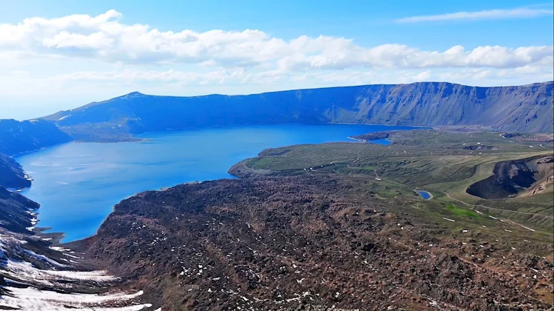 Turizm sezonu açılan Nemrut Kalderası havadan görüntülendi

