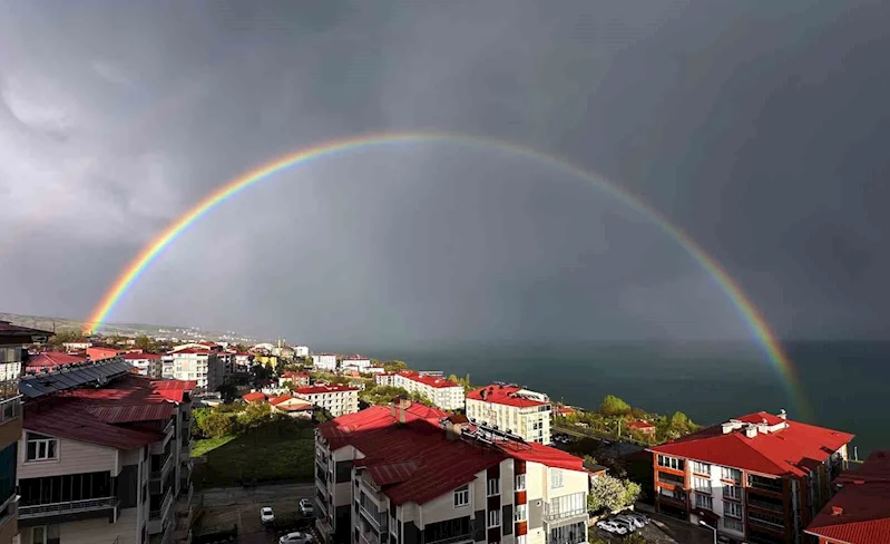 Van Gölü’nde gökkuşağı görsel şölen oluşturdu