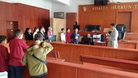 Öğrenciler duruşma salonunda hukuk ve adalet dersi yaptı
