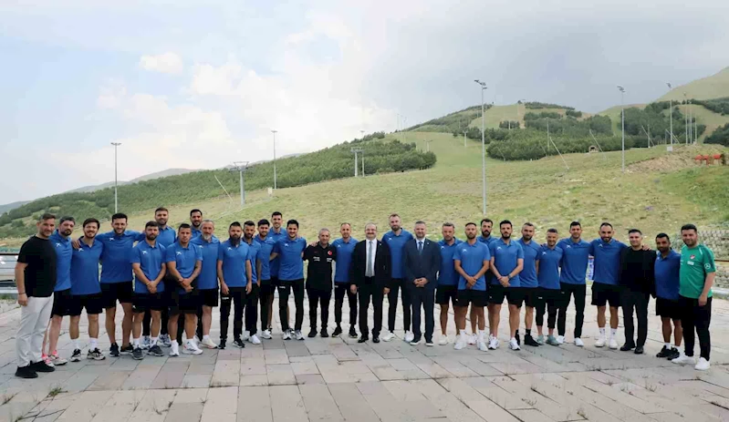 Rektör Hacımüftüoğlu, UEFA B antrenörlük eğitimi alan futbolcularla bir araya geldi
