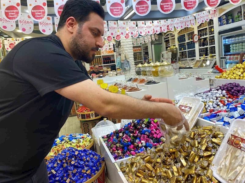 Elazığ’da bayram öncesi şekerler tezgahlardaki yerini aldı
