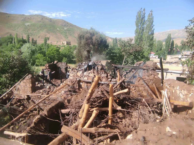 Bitlis’te çıkan yangın korkuya neden oldu
