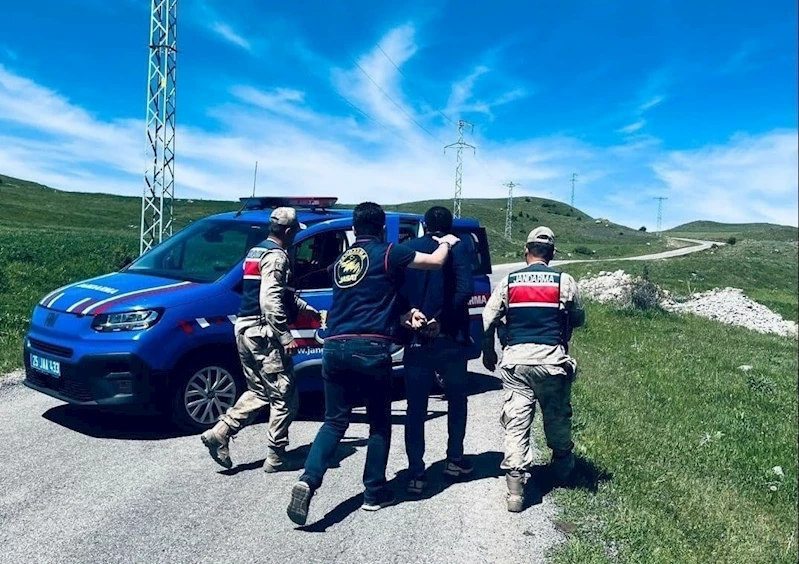 Aranan şahıslar Jandarmadan kaçamadı
