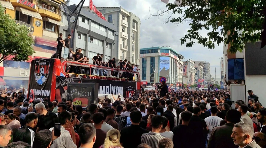 Vanspor Tarih Yazdı: Kırmızı-Siyah Şampiyonluk Coşkusu Van
