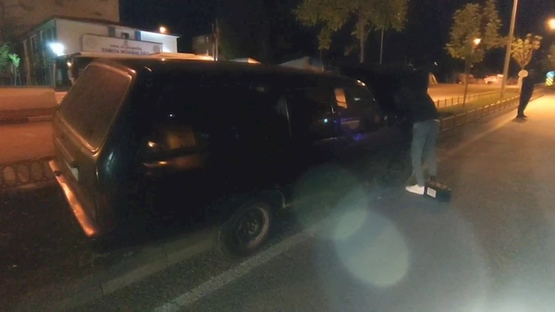 Kıontrolden çıkan otomobil refüje çıktı
