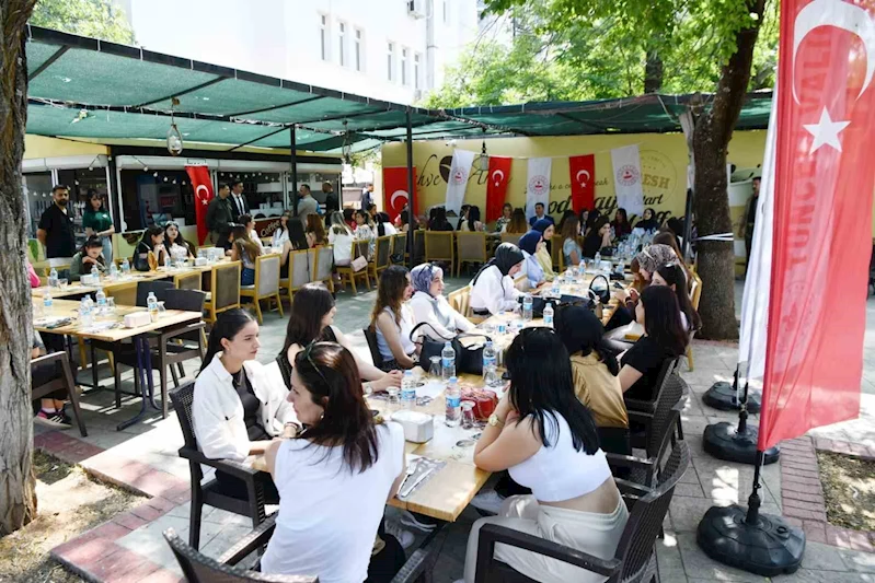 Tunceli Valisi Aygöl’den  memleketine gidemeyen üniversitelilere bayram jesti
