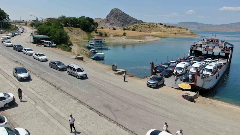 Elazığ-Pertek feribotlarında bayram yoğunluğu: Kilometrelerce kuyruk oluştu
