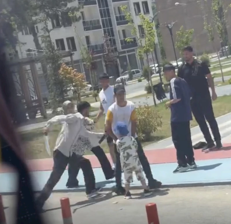 Kavga ettiği şahsa bacağından çıkardığı pala ile saldırdı
