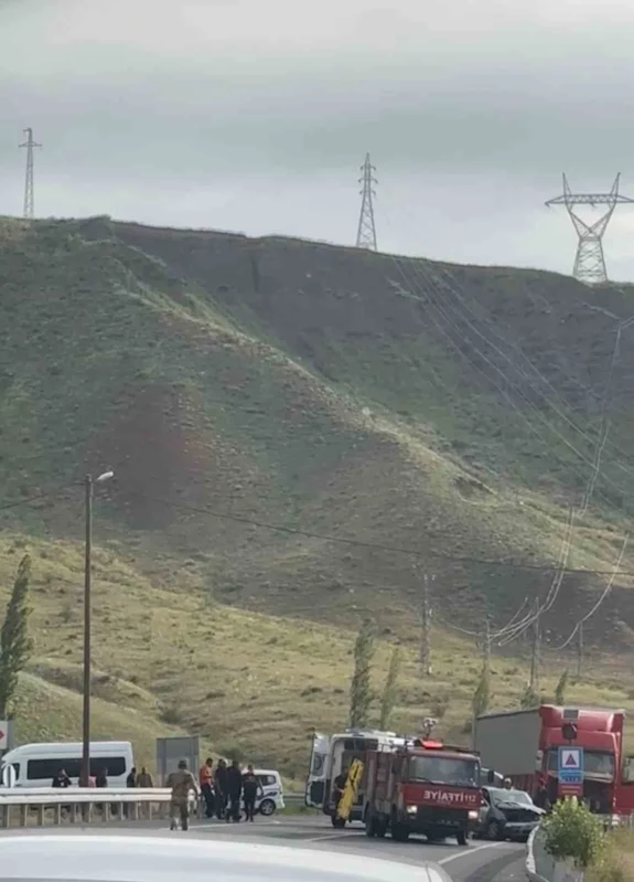 Kars’ta tır ile otomobil çarpıştı: 1 ölü, 2 yaralı
