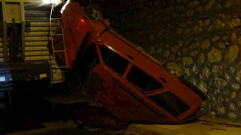 Minibüsle çarpışan araç 5 metre yükseklikten aşağı uçtu: 1 yaralı
