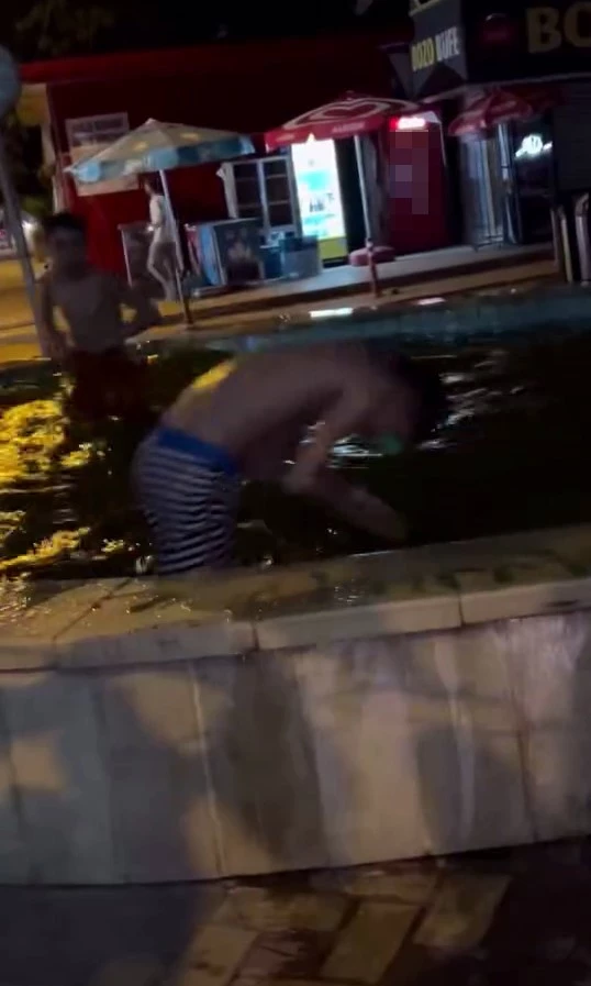 Sıcaktan bunalan çocuklar, süs havuzunda serinledi
