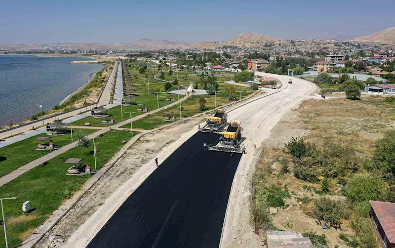 Van Gölü gerdanlığı sahil yolunda 3. etap çalışmaları devam ediyor
