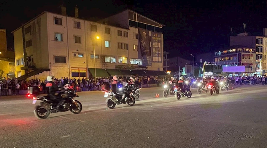 Malazgirt’te zaferin 954. yıldönümünde meşaleler ve Türk bayraklarıyla fener alayı düzenlendi