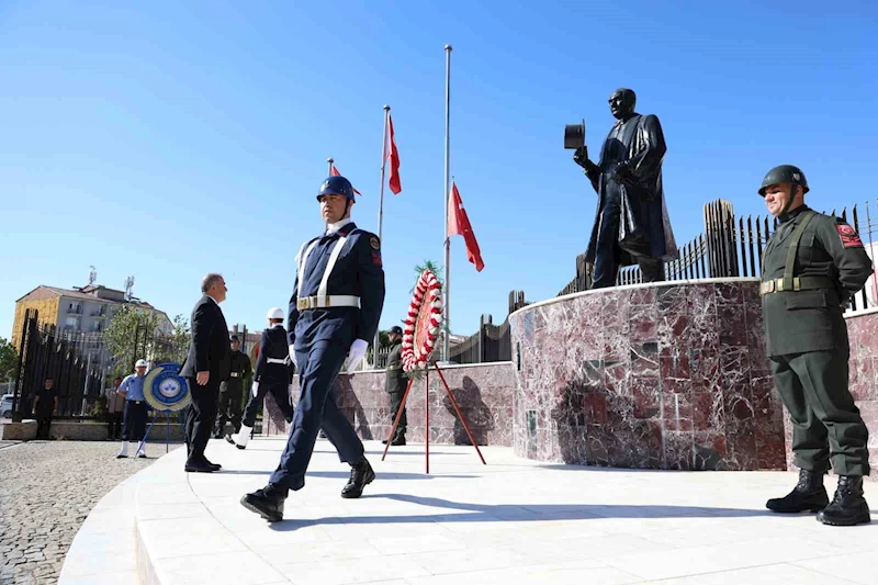 Elazığ’da Zafer Bayramı kutlamaları çelenk sunumu ile başladı

