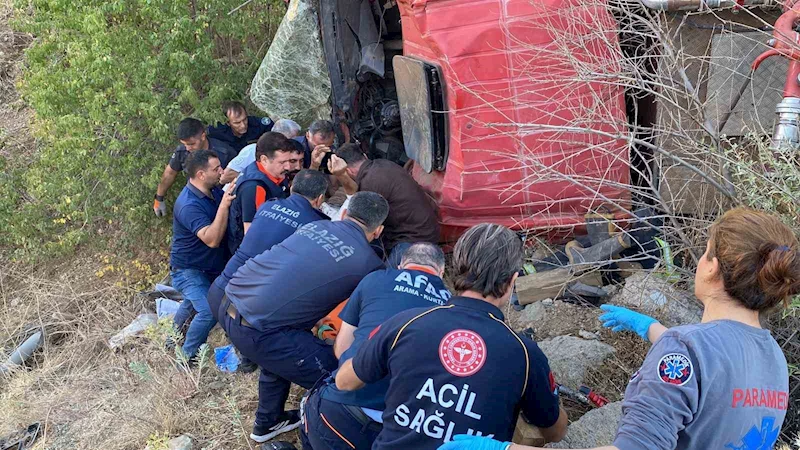 Yangına giden itfaiye aracı şarampole yuvarlandı: 2 itfaiye eri yaralı
